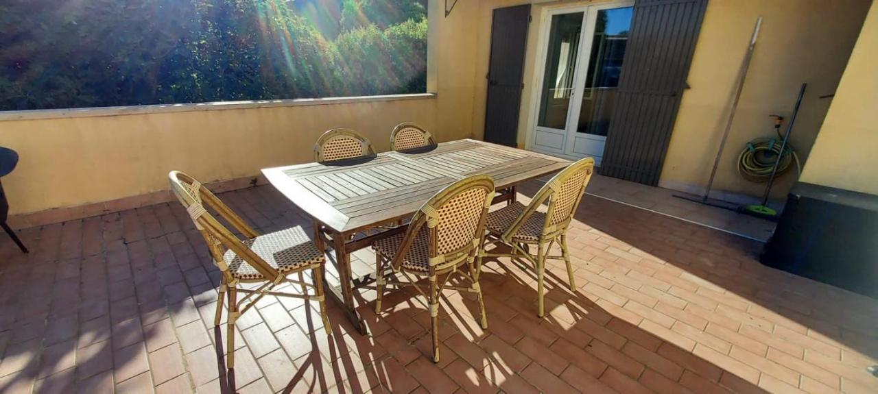 Chambre Avec Terrasse Lägenhet Sarrians Exteriör bild